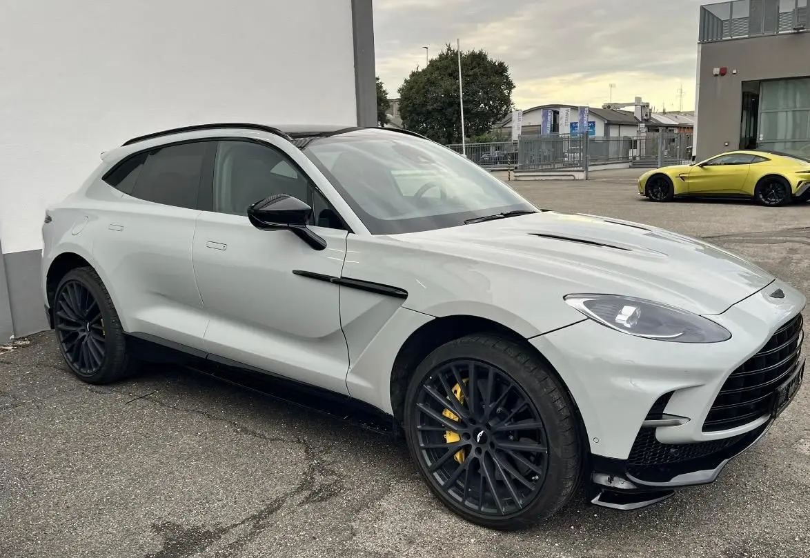 Aston Martin DBX 707 2026, front view — St. Tropez Luxury Car, Saint-Tropez. Aston Martin DBX 707 in Saint-Tropez The Aston Martin DBX 707, model year 2026, is…