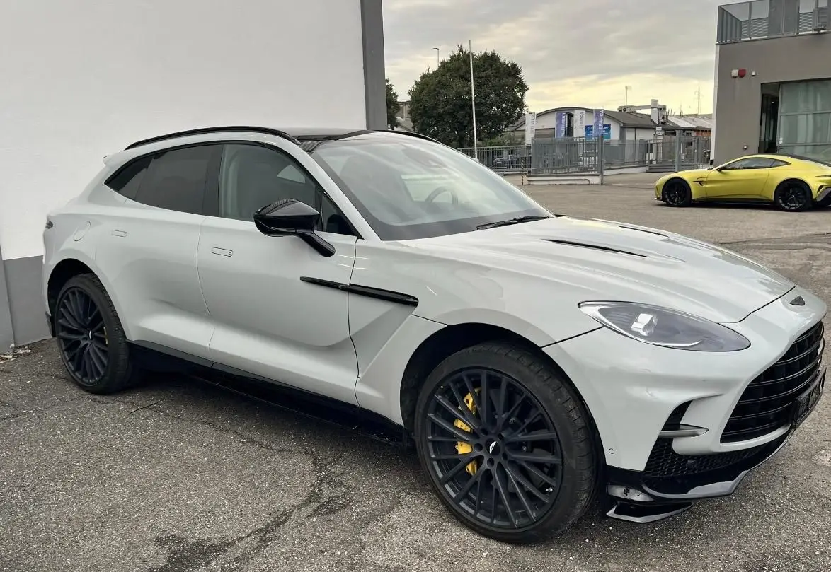Aston Martin DBX 707 2026, front view — St. Tropez Luxury Car, Saint-Tropez. Aston Martin DBX 707 in Saint-Tropez The Aston Martin DBX 707, model year 2026, is…