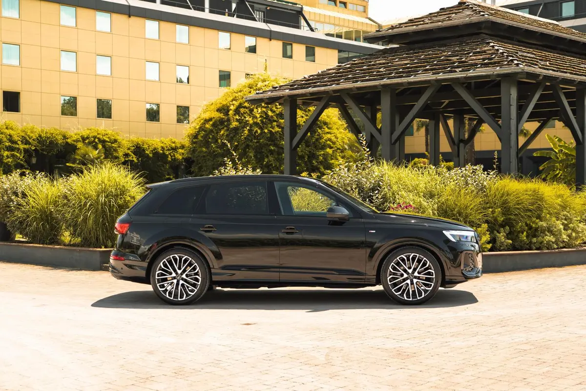 Audi Q7 50 TDI S-Line Edition 2025, front view — St. Tropez Luxury Car, Saint-Tropez. Audi Q7 50 TDI S-Line Edition in Saint-Tropez The Audi Q7 50 TDI S-Line Edition is…
