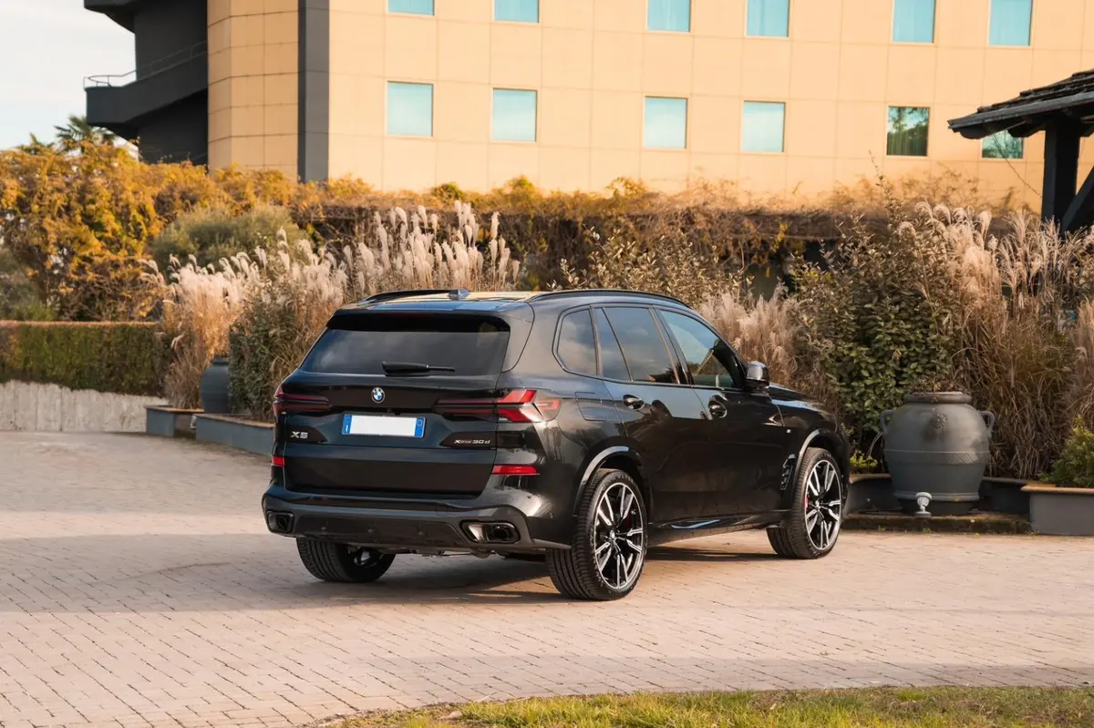 BMW X5 M-pack 30d 2025, front view — St. Tropez Luxury Car, Saint-Tropez. BMW X5 M-pack 30d in Saint-Tropez The 2025 BMW X5 M-pack 30d is available to rent in…