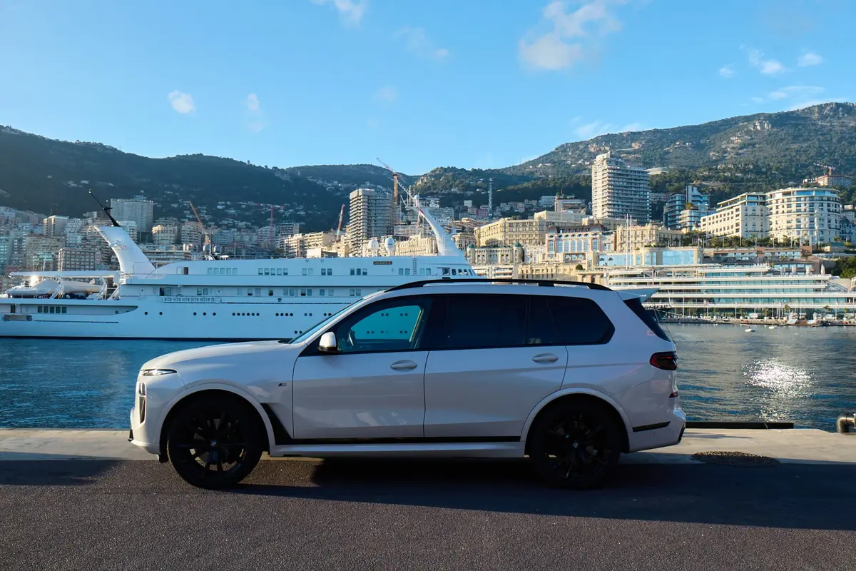 BMW X7 40d M 2024, exterior — St. Tropez Luxury Car, Saint-Tropez. BMW X7 40d M in Saint-Tropez The BMW X7 40d M, model year 2024, is available to rent in…