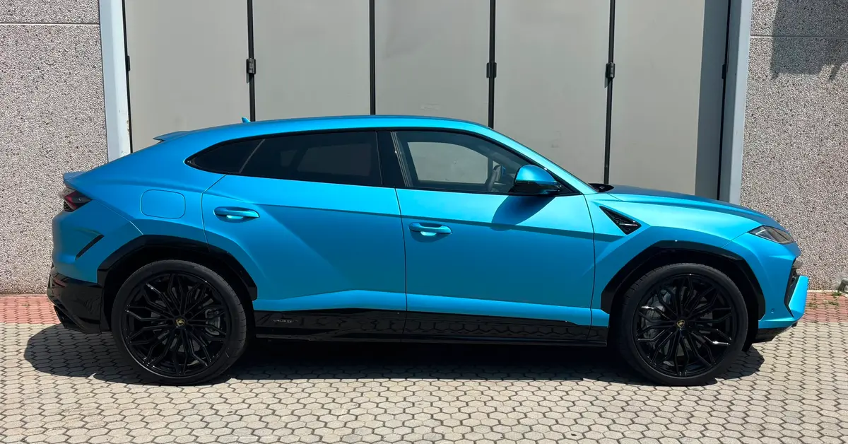 Lamborghini Urus SE 2025, exterior — St. Tropez Luxury Car, Saint-Tropez. Lamborghini Urus SE in Saint-Tropez The 2025 Lamborghini Urus SE is available for rental…