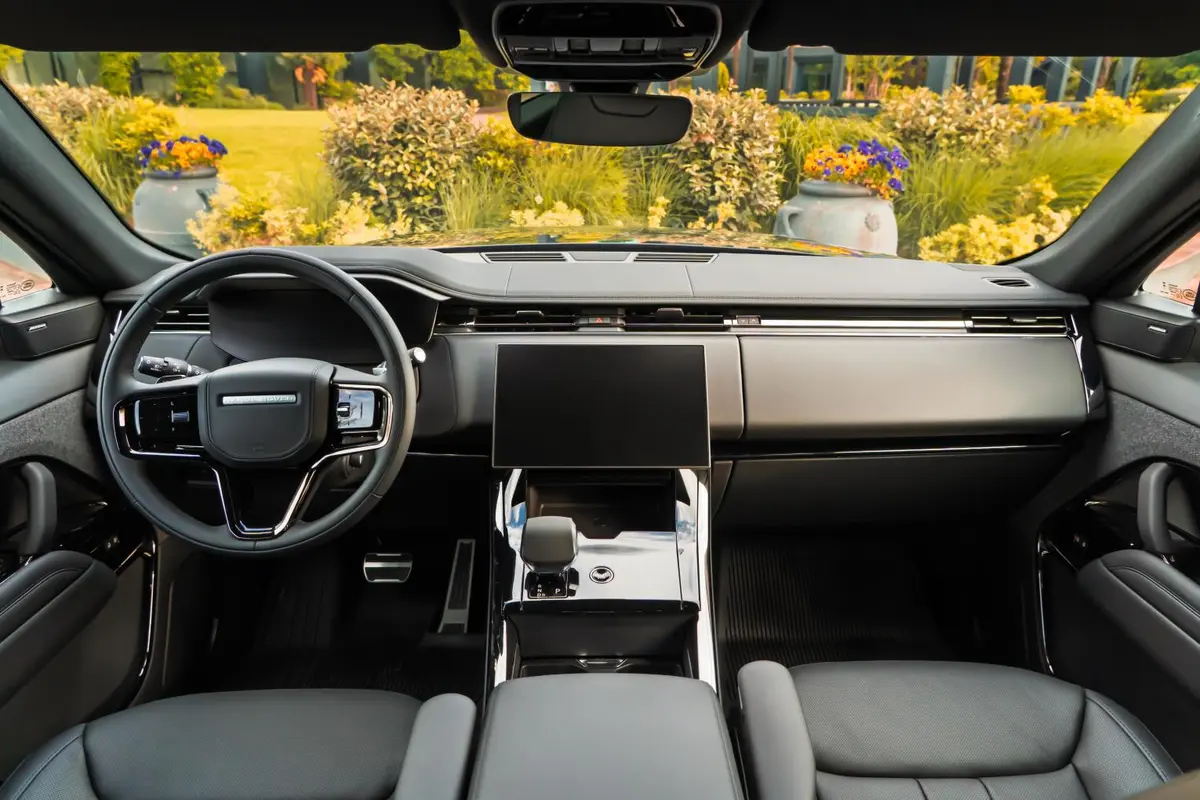 Land Rover Range Rover Sport Dynamic SE 2025, front view — St. Tropez Luxury Car, Saint-Tropez. Land Rover Range Rover Sport Dynamic SE in Saint-Tropez The Land Rover Range Rover Sport…