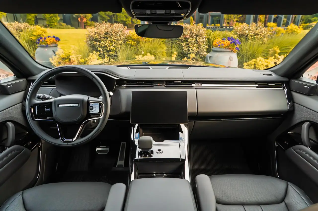 Land Rover Range Rover Sport Dynamic SE 2025, front view — St. Tropez Luxury Car, Saint-Tropez. Land Rover Range Rover Sport Dynamic SE in Saint-Tropez The Land Rover Range Rover Sport…