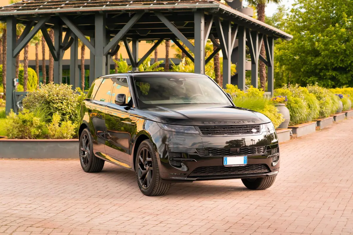 Land Rover Range Rover Sport Dynamic SE 2025, rear view — St. Tropez Luxury Car, Saint-Tropez. Land Rover Range Rover Sport Dynamic SE in Saint-Tropez The Land Rover Range Rover Sport…