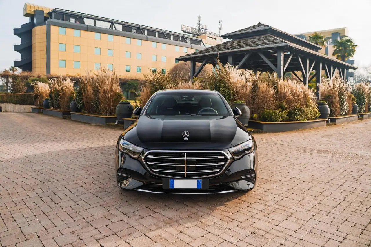 Mercedes Benz E-klasse 220d Premium Plus 2026, front view — St. Tropez Luxury Car, Saint-Tropez. Mercedes Benz E-klasse 220d Premium Plus in Saint-Tropez The Mercedes Benz E-klasse 220d…