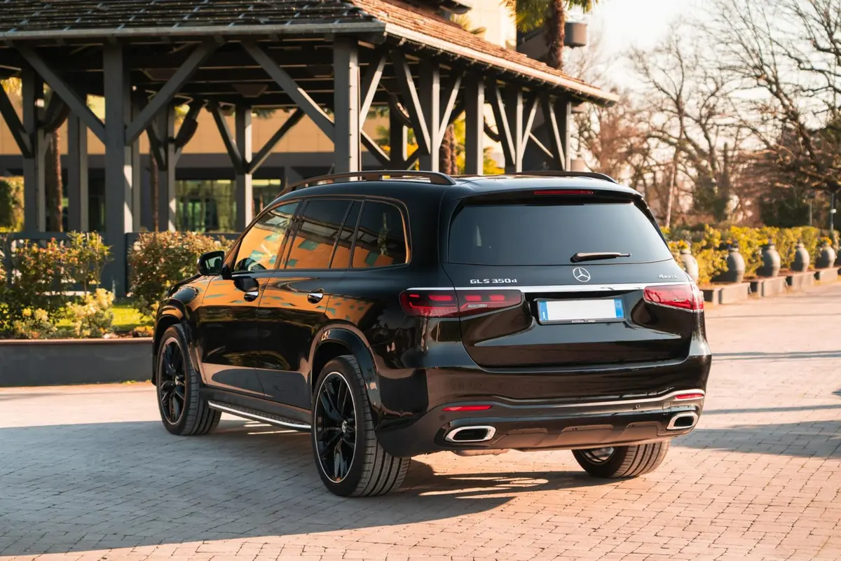 Mercedes Benz GLS-klasse 350 D Exclusive 7 Posti 2025, exterior — St. Tropez Luxury Car, Saint-Tropez. Mercedes Benz GLS-klasse 350 D Exclusive 7 Posti in Saint-Tropez The 2025 Mercedes Benz…