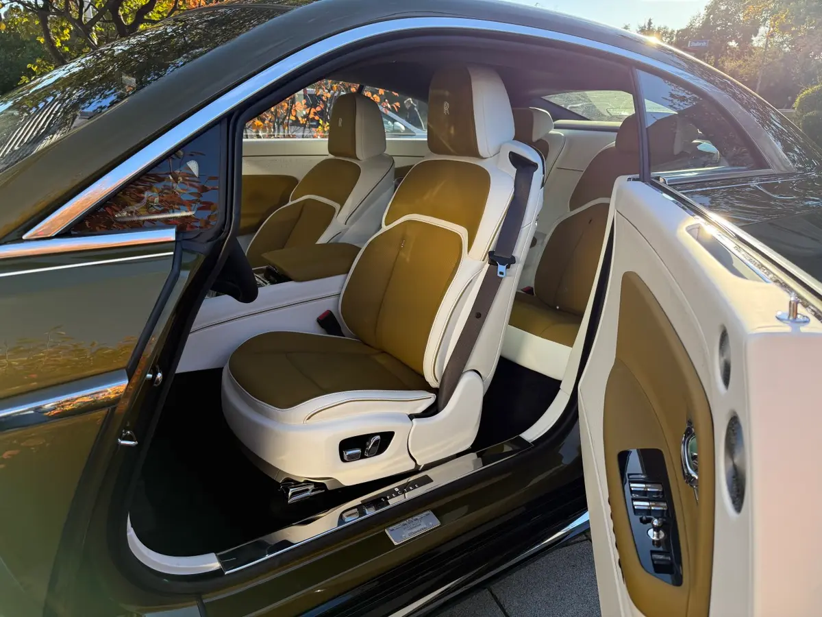 Rolls-Royce Spectre 2024, rear view — St. Tropez Luxury Car, Saint-Tropez. Rolls-Royce Spectre in Saint-Tropez The 2024 Rolls-Royce Spectre is available for rental…